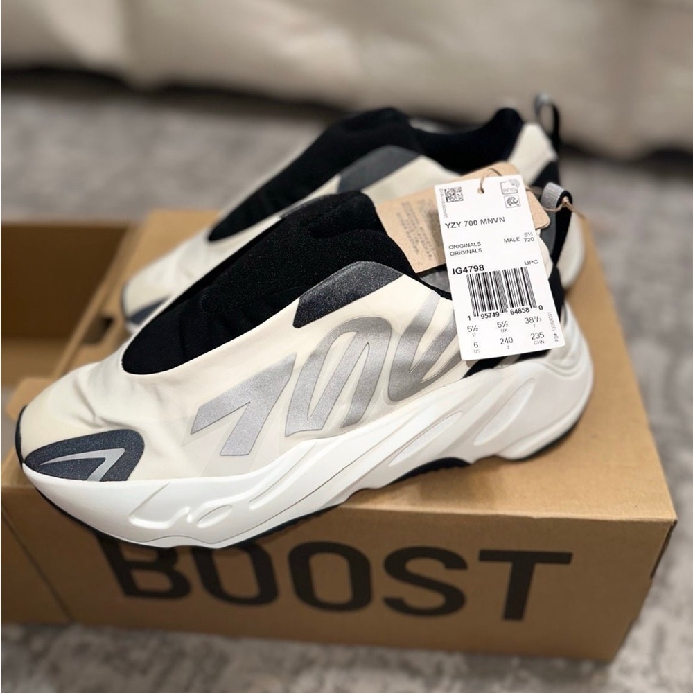 Yezzy adidas boost 700